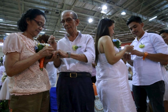 Sambut Valentine, ratusan pasangan ikut nikah massal di Filipina
