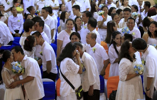 Sambut Valentine, ratusan pasangan ikut nikah massal di Filipina