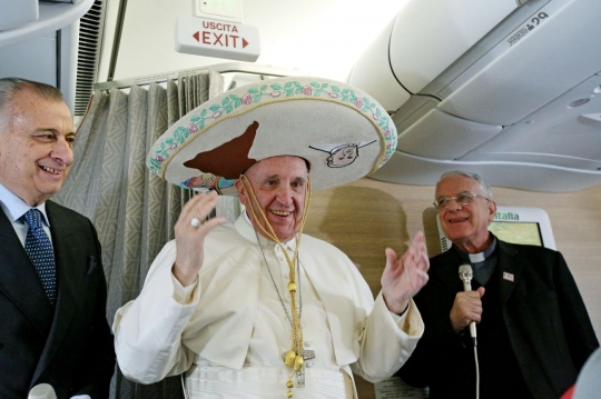 Gaya Paus Francis bertopi Sombrero