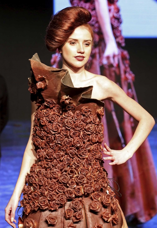 Pesona model cantik pamerkan busana cokelat Italia