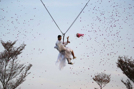 Meriahkan Valentine, pasangan ini menikah sambil flying fox