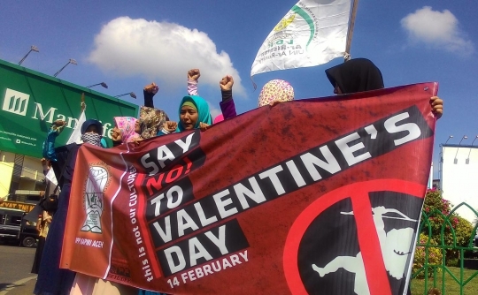 Tolak Hari Valentine, mahasiswi di Aceh bagi-bagi jilbab