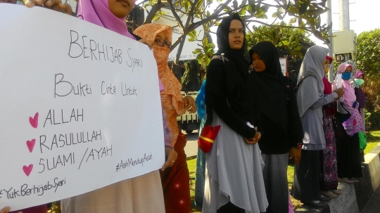 Tolak Hari Valentine, mahasiswi di Aceh bagi-bagi jilbab