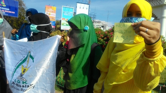 Tolak Hari Valentine, mahasiswi di Aceh bagi-bagi jilbab