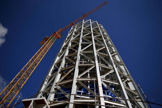 Melihat pembangunan menara listrik tenaga surya tertinggi di dunia