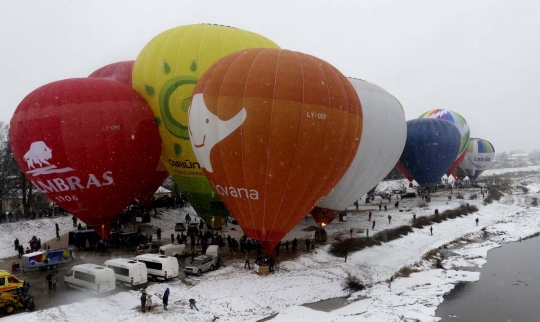 Rekor, 50 pasangan nikah massal di atas balon udara