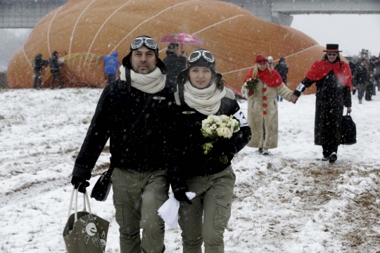 Rekor, 50 pasangan nikah massal di atas balon udara