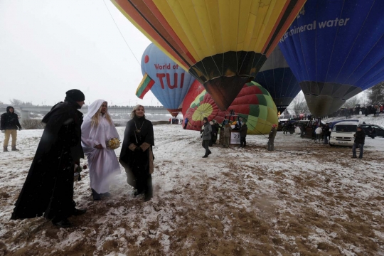 Rekor, 50 pasangan nikah massal di atas balon udara