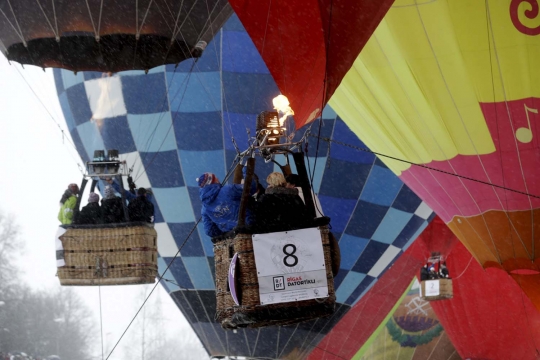 Rekor, 50 pasangan nikah massal di atas balon udara