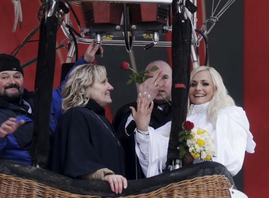 Rekor, 50 pasangan nikah massal di atas balon udara