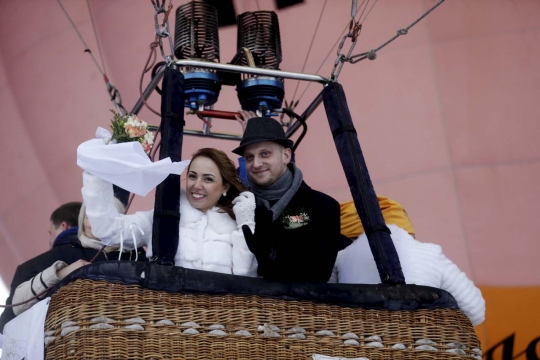 Rekor, 50 pasangan nikah massal di atas balon udara