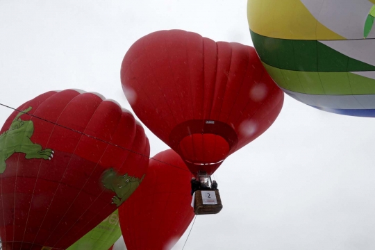 Rekor, 50 pasangan nikah massal di atas balon udara