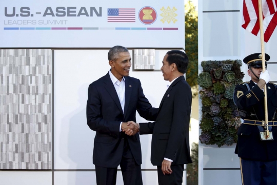 Keakraban Obama sambut kedatangan Jokowi di KTT ASEAN-AS