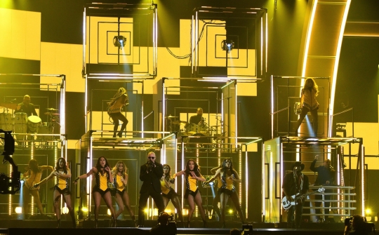 Panasnya Sofia Vergara tampil bareng Pitbull di Grammy Awards