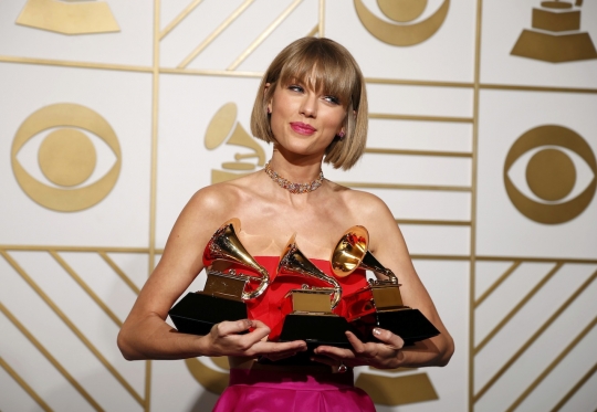 Taylor Swift kembali borong tiga trofi Grammy Awards 2016