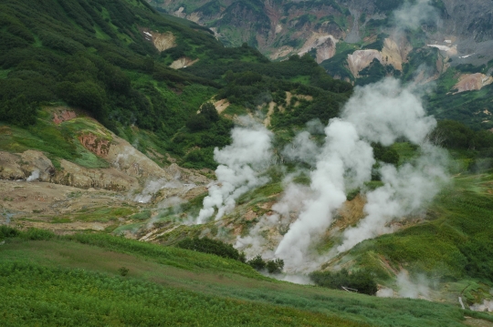 Pemandangan indah semburan uap air dari Lembah Geyser di Rusia