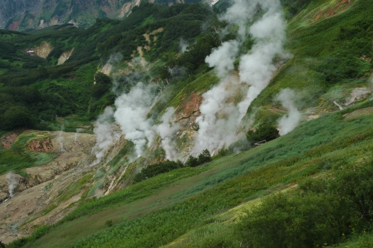 Pemandangan indah semburan uap air dari Lembah Geyser di Rusia