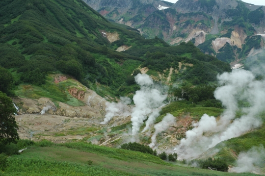 Pemandangan indah semburan uap air dari Lembah Geyser di Rusia
