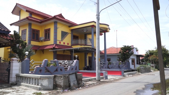 Menelusuri rumah-rumah mewah di Kampung Warteg Sidakaton
