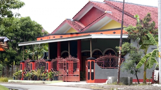 Menelusuri rumah-rumah mewah di Kampung Warteg Sidakaton