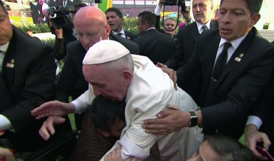 Ini wajah emosi Paus Fransiskus setelah terjatuh