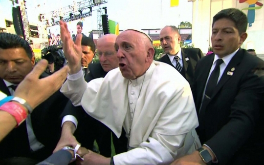 Ini wajah emosi Paus Fransiskus setelah terjatuh