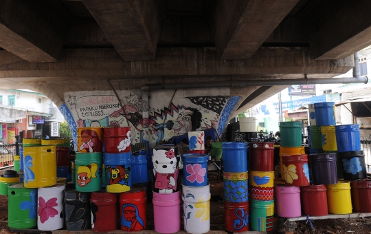 Kisah pelukis tong sampah hias di kolong flyover Depok