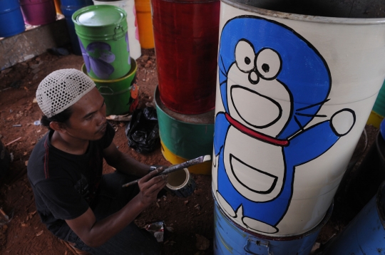 Kisah pelukis tong sampah hias di kolong flyover Depok