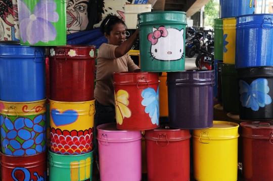 Kisah pelukis tong sampah hias di kolong flyover Depok