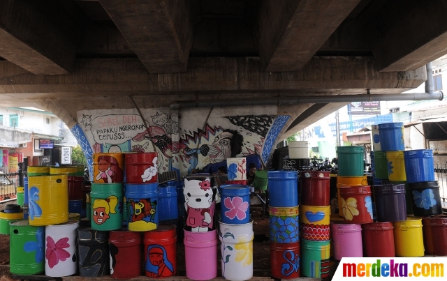 Foto Kisah pelukis tong sampah hias di kolong flyover 