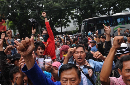 Tuntut ganti rugi, warga Kalijodo geruduk kantor DPRD DKI