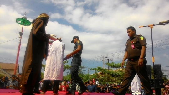 Ikut judi, mantan polisi dihukum cambuk