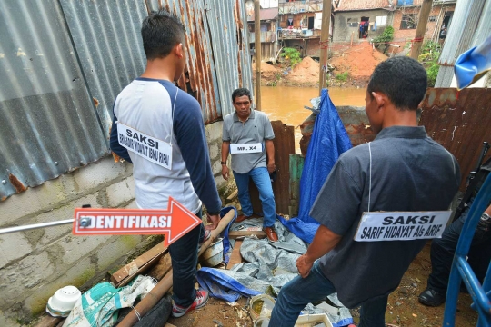 Melihat adegan rekonstruksi kasus pembacokan polisi di Berlan