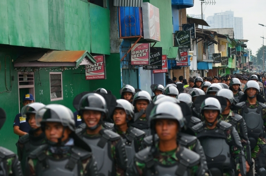 Ribuan polisi dan TNI kepung Kalijodo