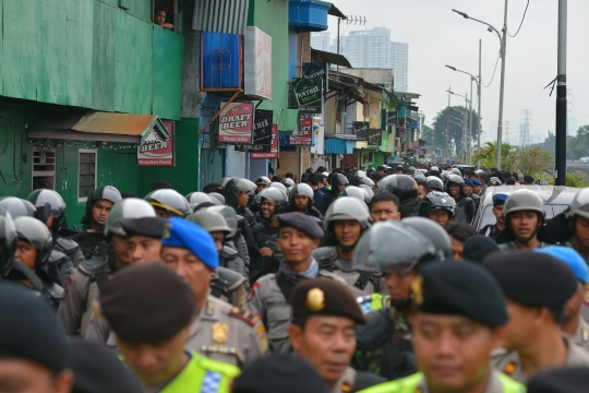 Ribuan polisi dan TNI kepung Kalijodo