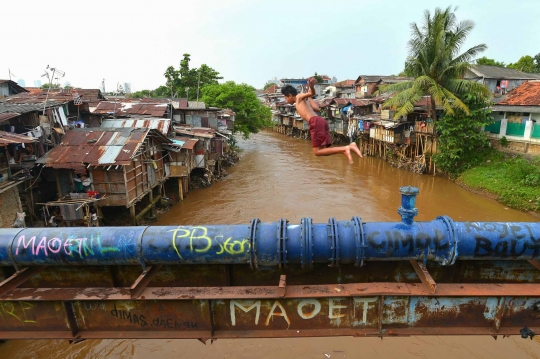 Keseruan melompat ke Sungai Ciliwung