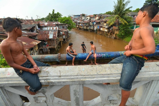 Keseruan melompat ke Sungai Ciliwung