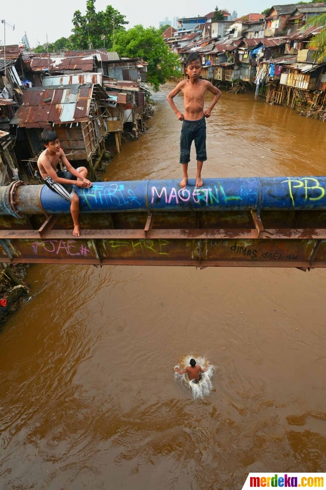  Foto  Keseruan melompat  ke Sungai Ciliwung merdeka com
