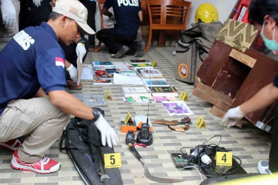 Ini barang bukti dari rumah teroris di Malang, ada buku jihad ISIS