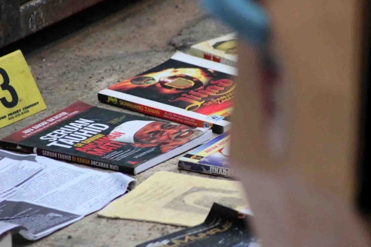 Ini barang bukti dari rumah teroris di Malang, ada buku jihad ISIS