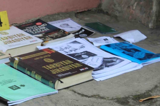 Ini barang bukti dari rumah teroris di Malang, ada buku jihad ISIS