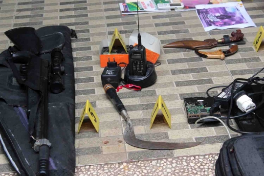 Ini barang bukti dari rumah teroris di Malang, ada buku jihad ISIS