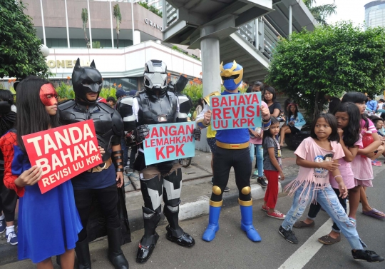 Aksi Superhero keliling Bundaran HI tolak revisi UU KPK