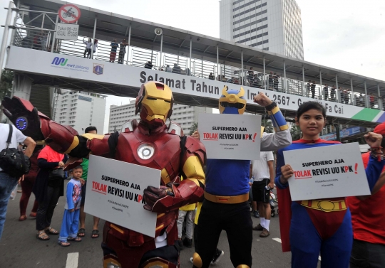 Aksi Superhero keliling Bundaran HI tolak revisi UU KPK