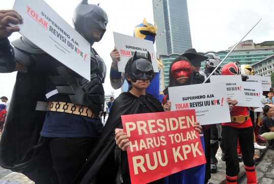 Aksi Superhero keliling Bundaran HI tolak revisi UU KPK