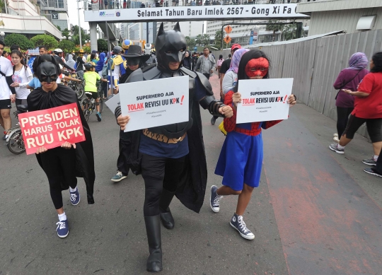 Aksi Superhero keliling Bundaran HI tolak revisi UU KPK
