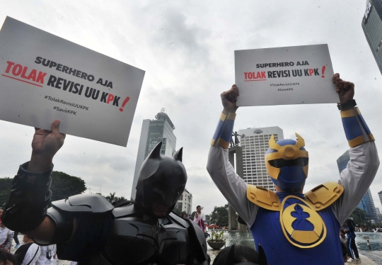 Aksi Superhero keliling Bundaran HI tolak revisi UU KPK