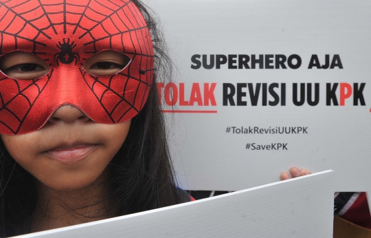 Aksi Superhero keliling Bundaran HI tolak revisi UU KPK