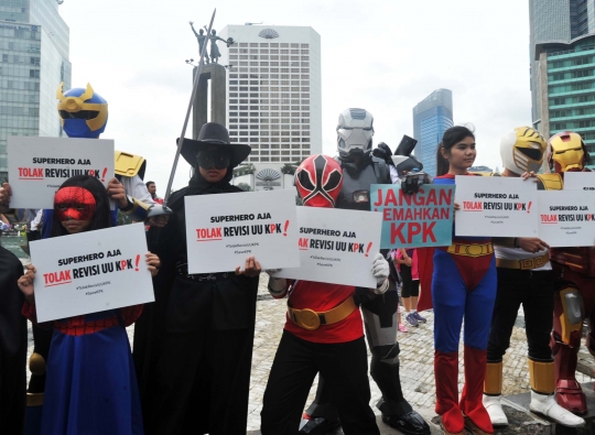 Aksi Superhero keliling Bundaran HI tolak revisi UU KPK