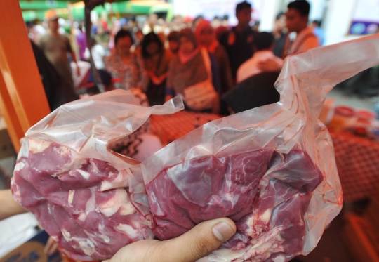 Warga serbu pasar daging murah yang digelar Kementan